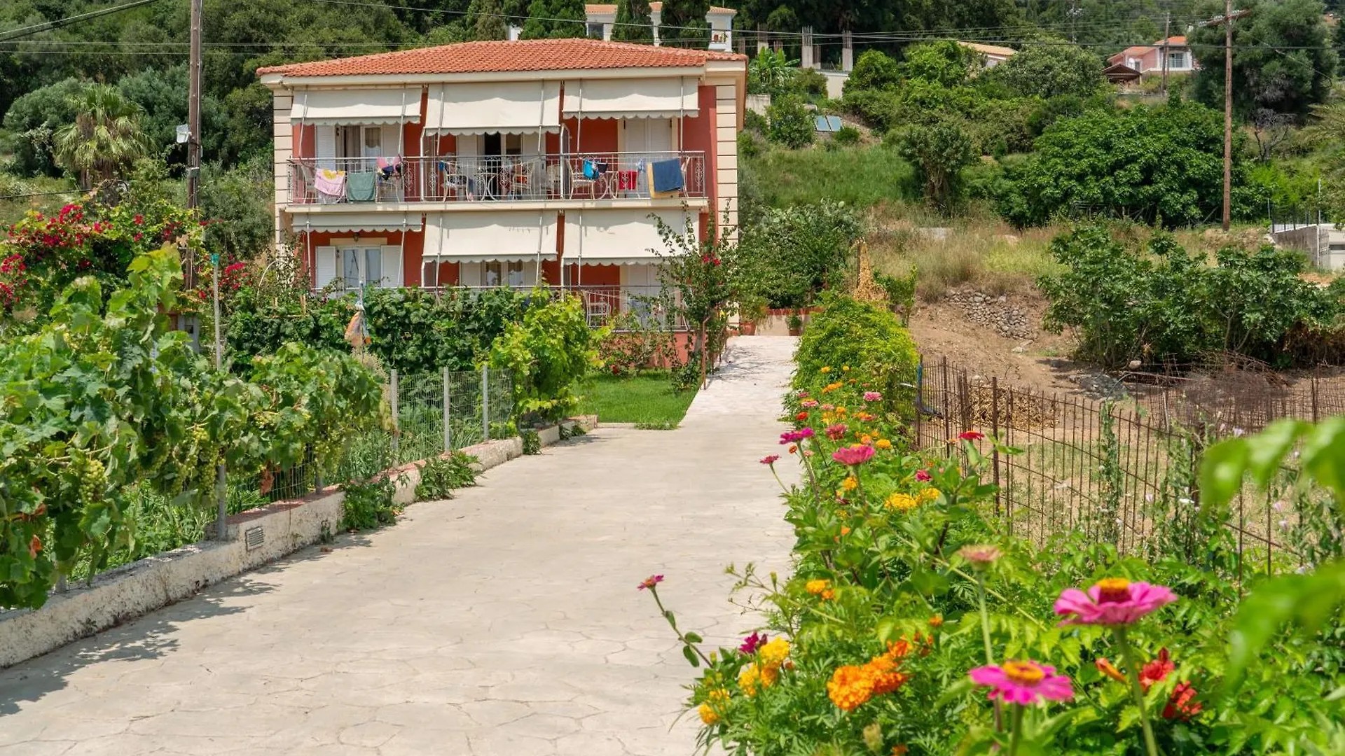 Apartment Diona Studios Lourdata